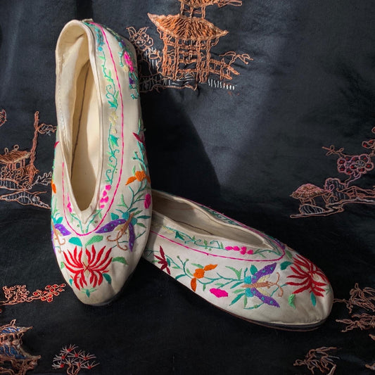 1920s embroidered silk shoes