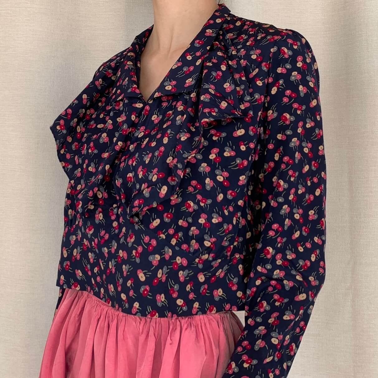 1920s blouse in navy silk with pink floral pattern and a ruffle neck