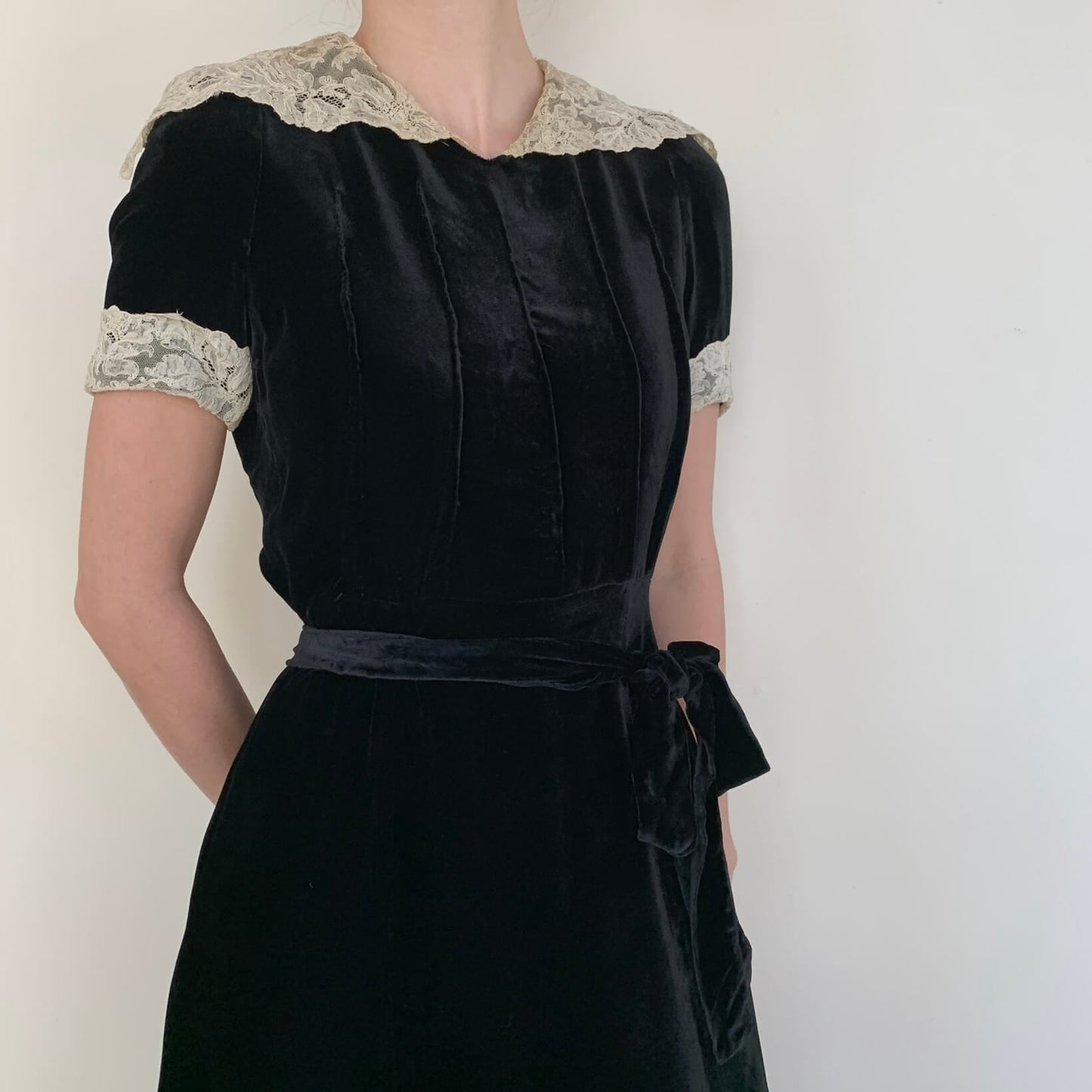 vintage black 1930s dress in velvet with ivory collar