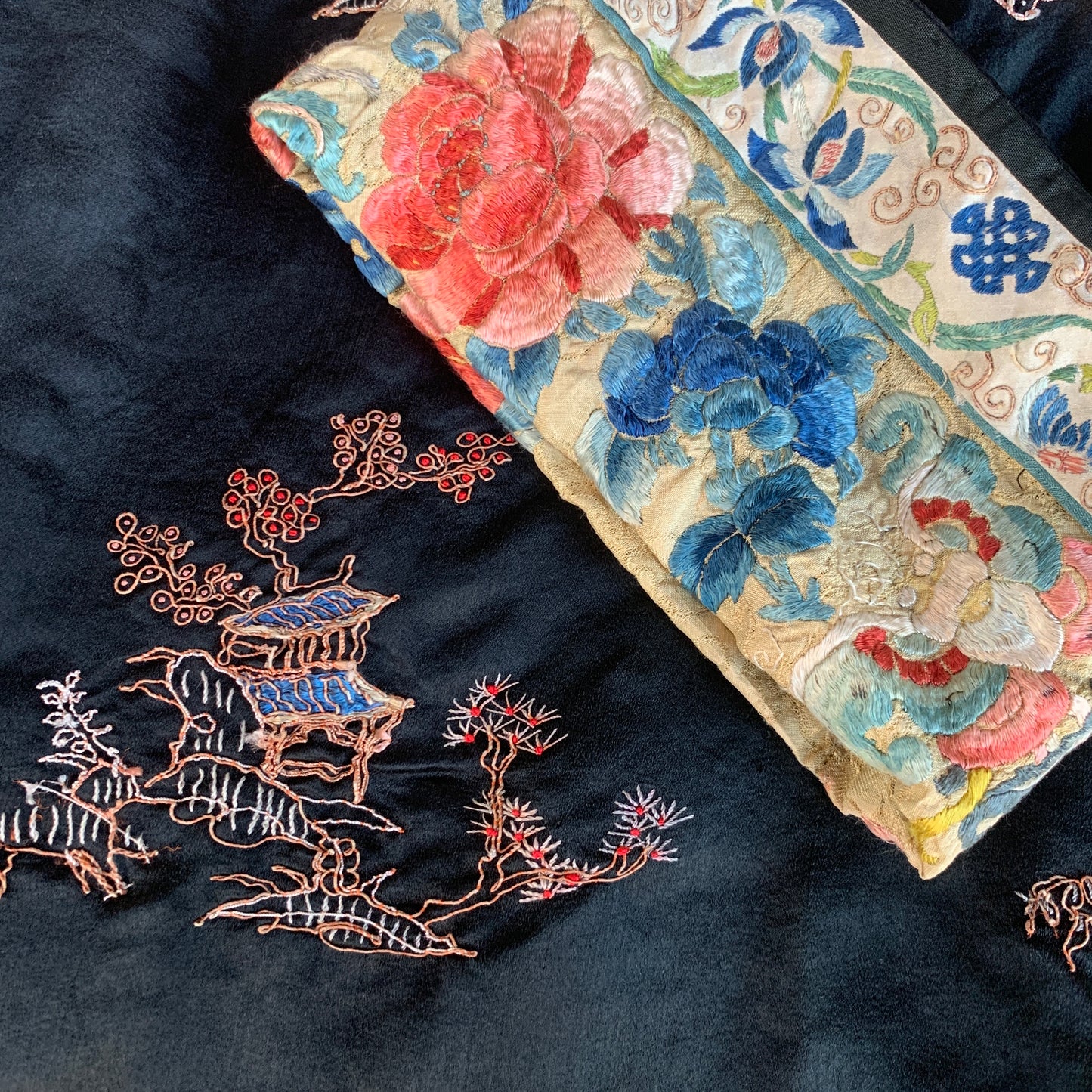 antique chinese robe in black silk with floral embroidery