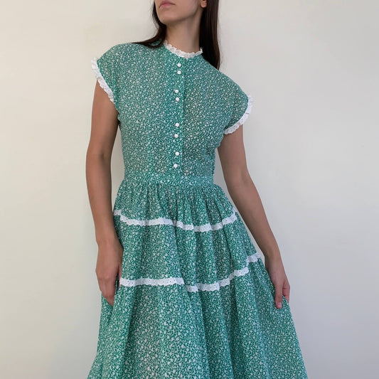 green vintage dress from the 50s in floral green cotton