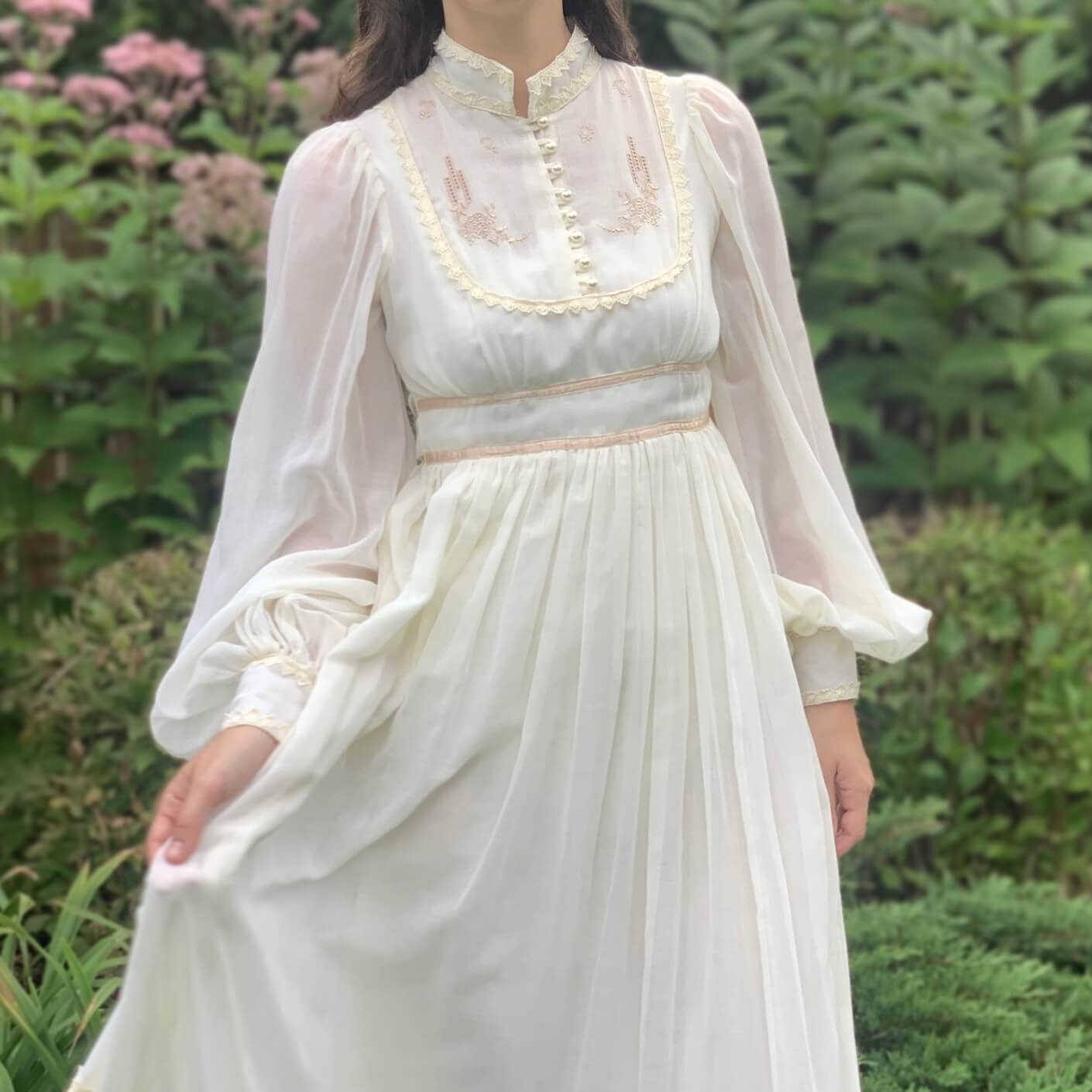 Vintage 1970s Gunne Sax Wedding dress in white cotton with embroidery