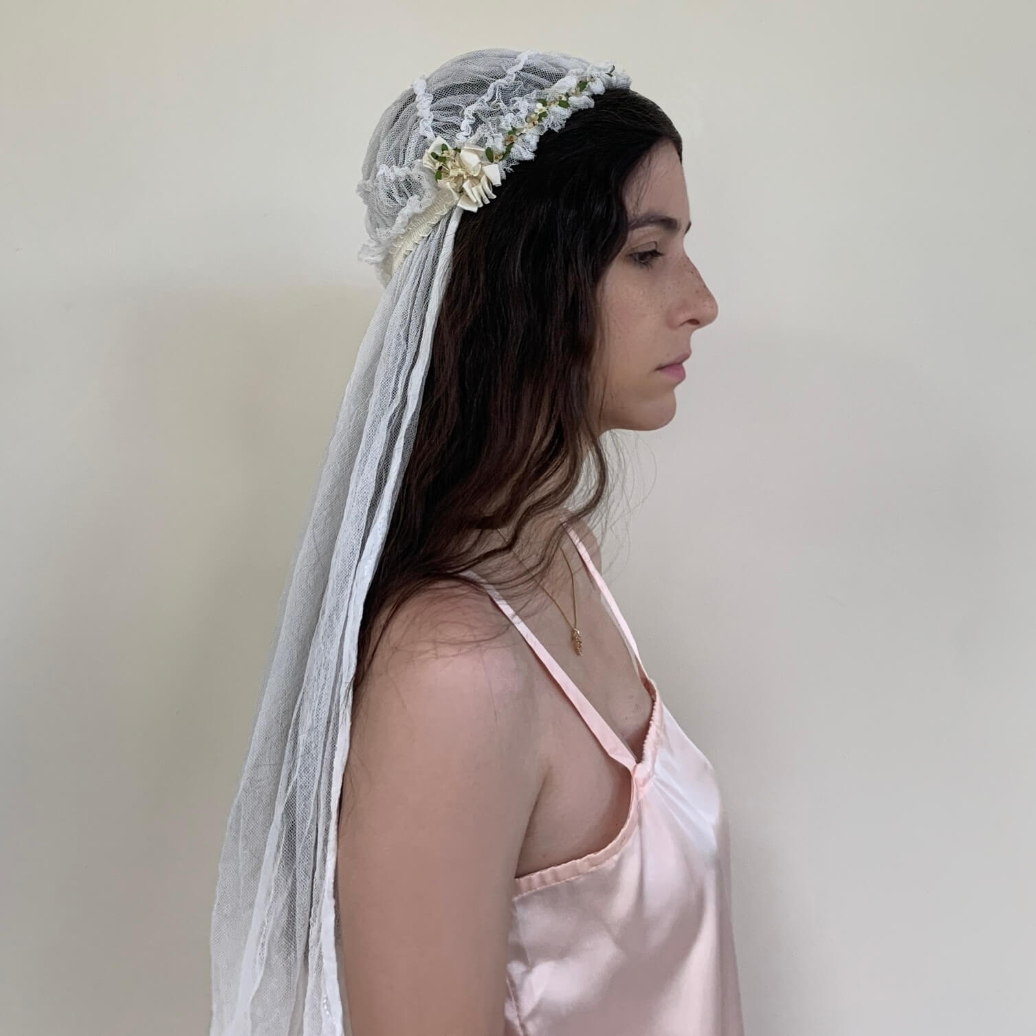 side view of the vintage juliet veil on a model