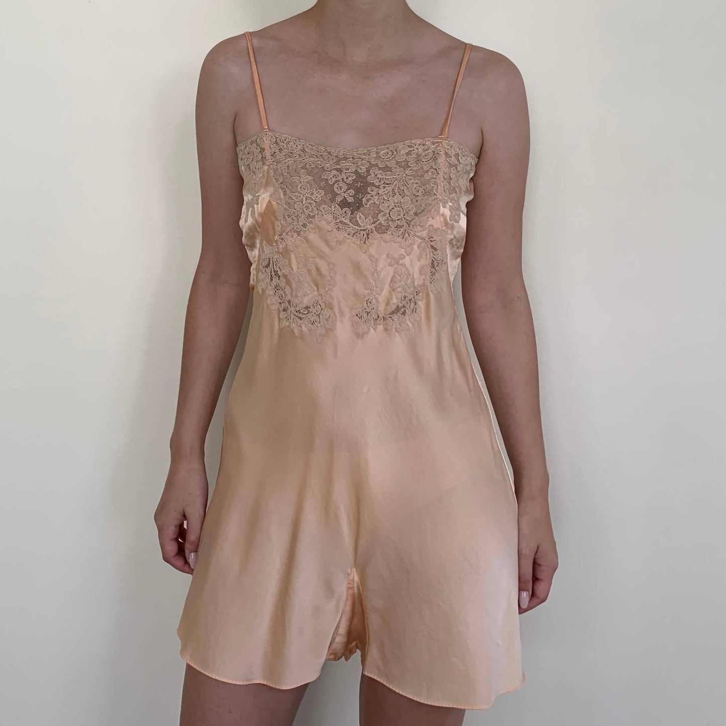 Vintage 1930s step in chemise in peach silk with beige alencon lace detail